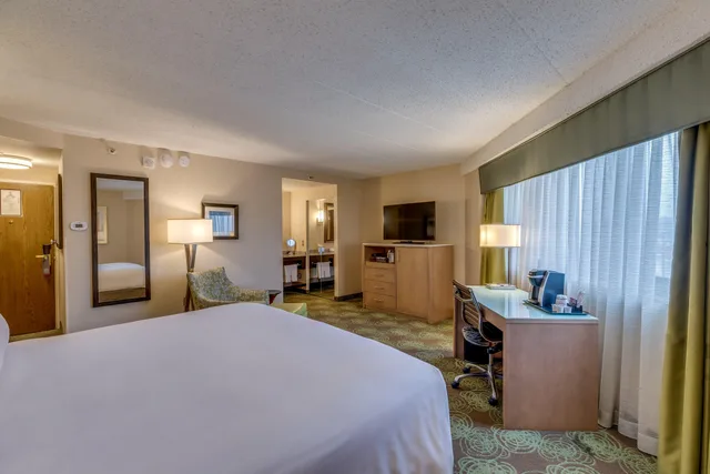 غرفة بريميوم بسرير مزدوج، Crowne Plaza Lansing West 1/1