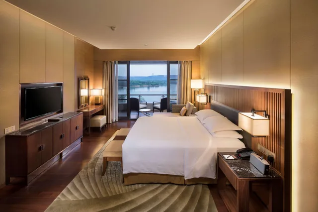 Deluxe, King Bed, Lake and Pool View، Hilton Wuhan Optics Valley 1/3