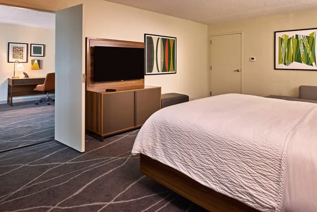جناح بسرير كينج بغرفة نوم واحدة، Holiday Inn Express & Suites Charleston Dwtn - Westedge, an IHG Hotel 1/2