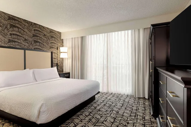 غرفة بسرير كينج بشرفة لذوي الإعاقة، Embassy Suites by Hilton Fort Lauderdale 17th Street 1/3