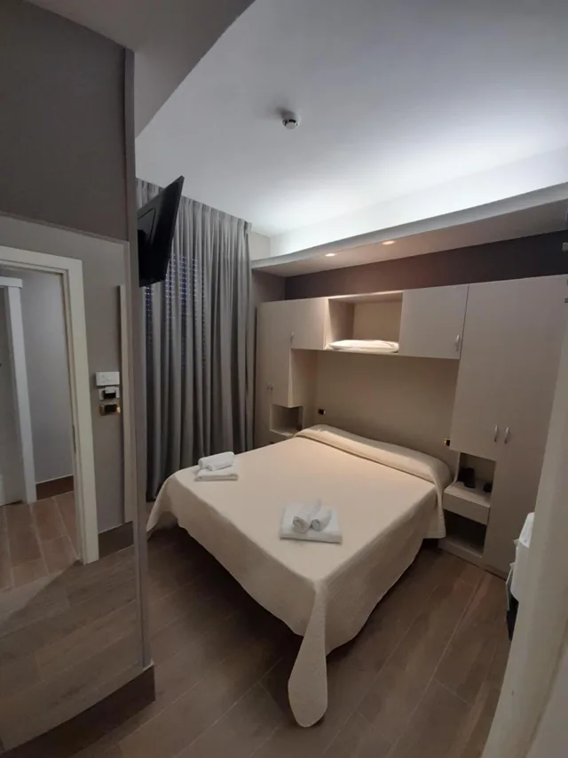 غرفة بسرير كوين، Hotel Royal Plaza 2/4
