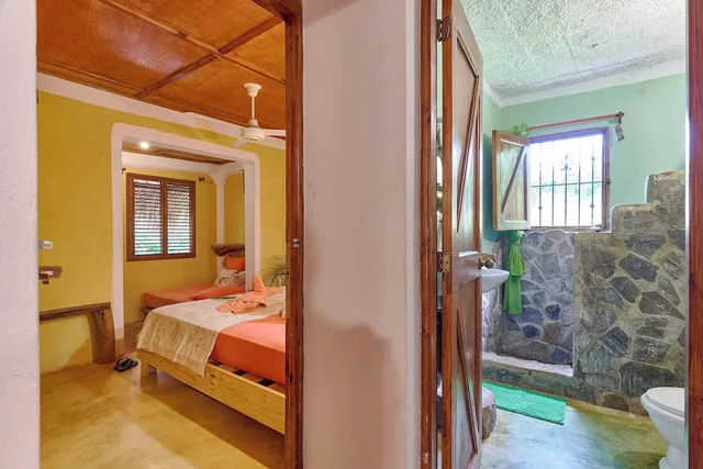 فيلا عائلية بسرير كينج وسرير فردي وسريرين كوين بـ3 غرف نوم مع أريكة، Chalet Tropical Village B&amp;B 4/10