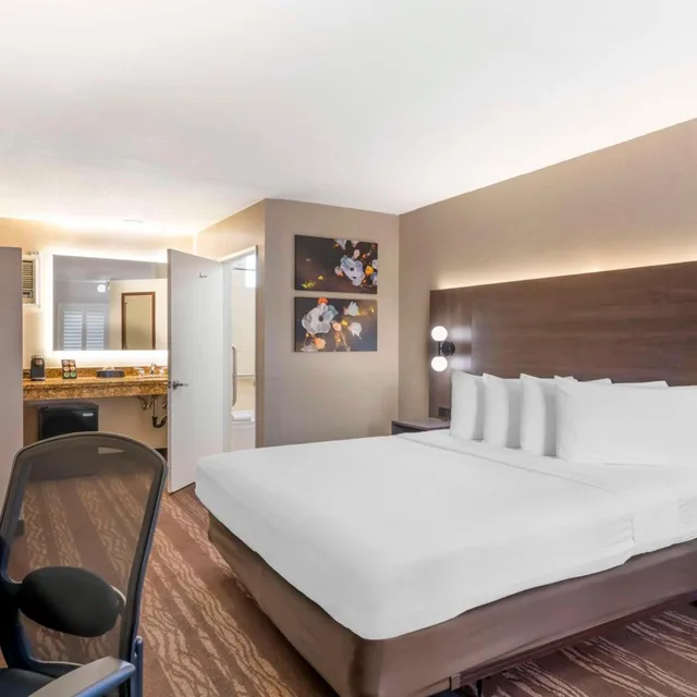 غرفة بسرير كينج بحوض استحمام في طابق مرتفع لذوي الإعاقة، Best Western Plus Stovall's Inn 4/8