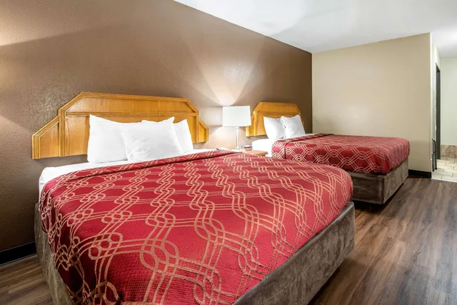 غرفة قياسية بسريرين كوين، Econo Lodge Shelbyville North 1/3