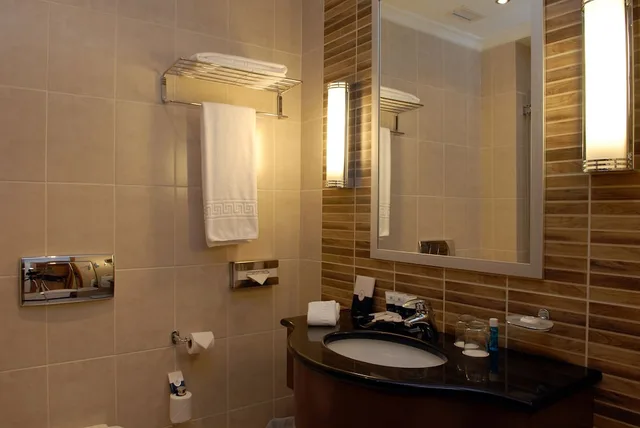 غرفة قياسية بسرير كينج بإطلالة على المسبح، Copthorne Al Jahra Hotel & Resort 9/9