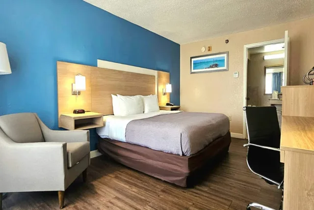 غرفة بسرير مزدوج، Quality Inn & Suites Conference Center 7/10