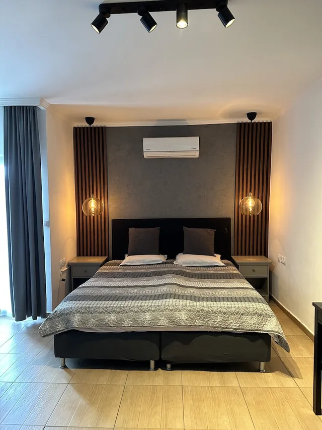 جناح ديلوكس بسرير مزدوج بإطلالة على الفناء بشرفة مع أريكة، Art Hotel 1/3