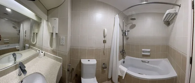 غرفة قياسية بسرير كينج مع أريكة، Golden Tulip Nizwa Hotel 7/7