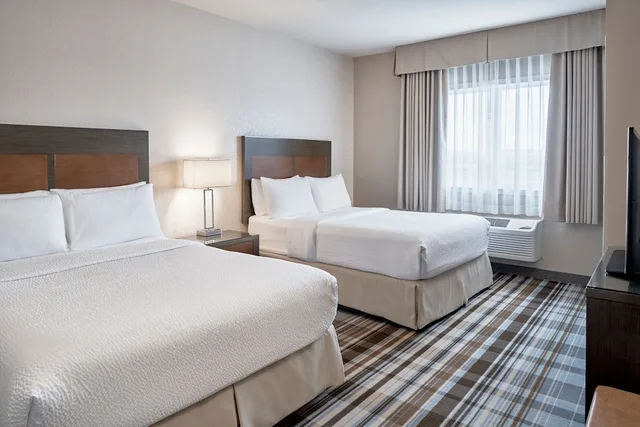 جناح بسريرين كوين بغرفة نوم واحدة مع أريكة، Fairfield Inn & Suites by Marriott Airdrie 1/2