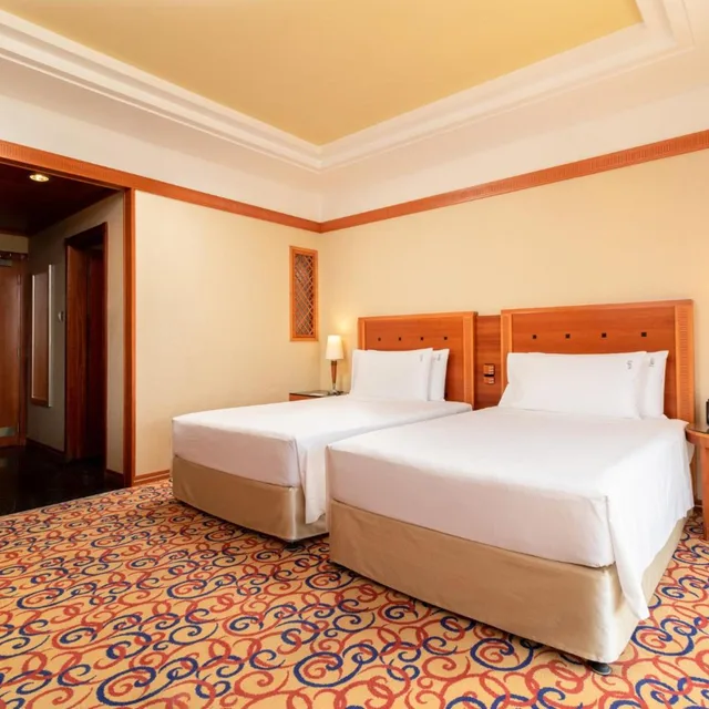 2 Twin Premium Lounge Access, Holiday Inn Kuwait 5/7