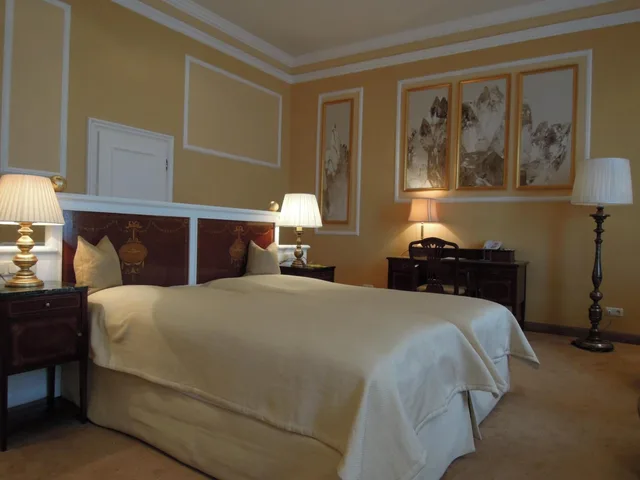 Superior, Queen Bed, Bristol Salzburg 1/6