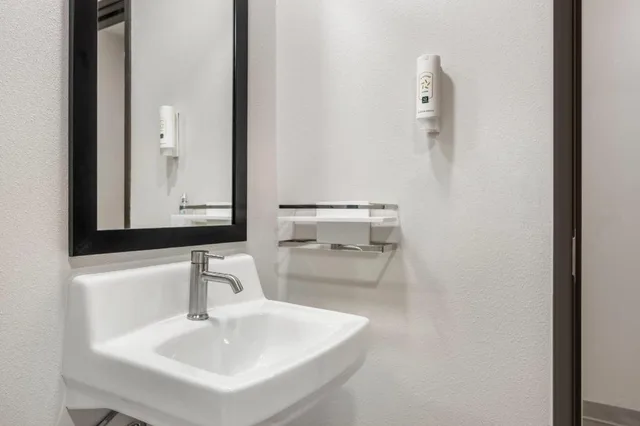 Upgrade, Efficiency, King Bed, Accessible، Quality Inn Midland TX 2/3
