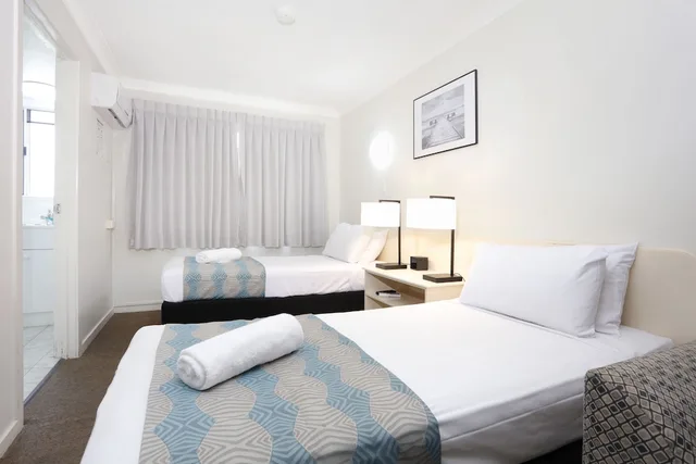 Motel, Twin Beds, Sofa، Southport Motel & Apartments 1/6