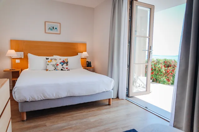 غرفة قياسية بسرير كوين بإطلالة جزئية على البحر في الطابق الأرضي، La Villa Douce 1/9