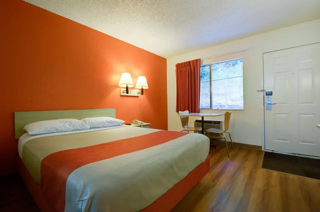 1 Queen Bed Micfridge, Motel6 Seattle, WA - Airport 10/10