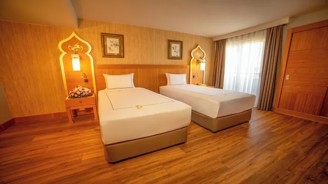 غرفة عائلية بسرير كوين وسريرين منفصلين بإطلالة جزئية على البحر، Royal Dragon Hotel 1/4