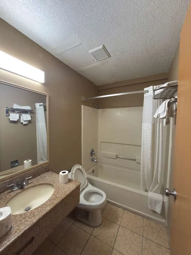 غرفة بسرير كوين لذوي الإعاقة، Super 8 By Wyndham Topeka/Wanamaker Rd/I-70 8/9