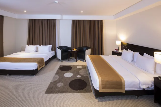 جناح ملكي بسريرين كينج، Monroe Hotel Bahrain 3/5