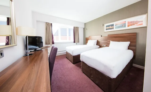 غرفة قياسية ثلاثية بسرير مزدوج وسرير فردي، Leonardo Hotel Cork 2/5