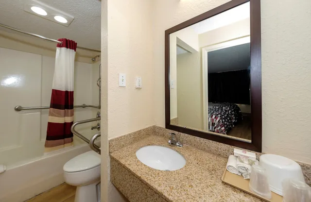 غرفة قياسية بسريرين مزدوجين لذوي الإعاقة، Red Roof Inn New Orleans Westbank 3/4