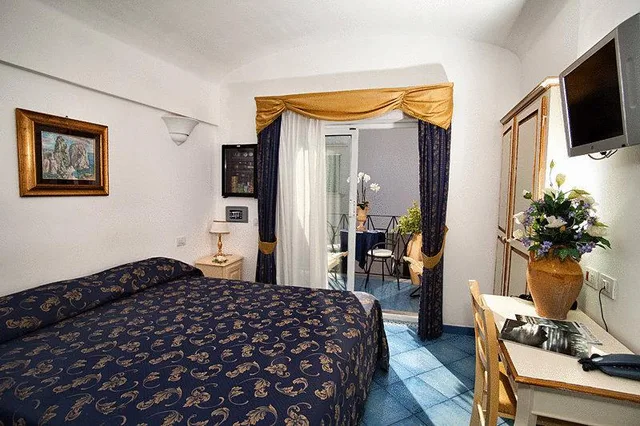 غرفة بسرير مزدوج بإطلالة على البحر، Bussola Di Hermes Hotel 3/5