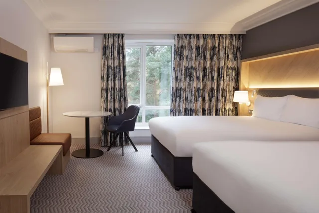 غرفة تنفيذية عائلية بحوض استحمام، Hilton Cobham 1/4