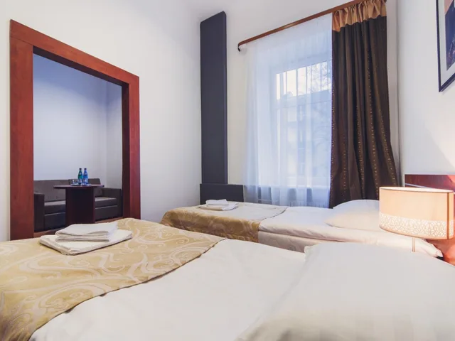 جناح، Hotel Chmielna 2/7