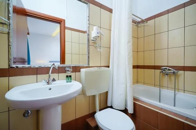 غرفة قياسية بسريرين منفصلين بإطلالة على البحر، Kamelia Hotel 5/6
