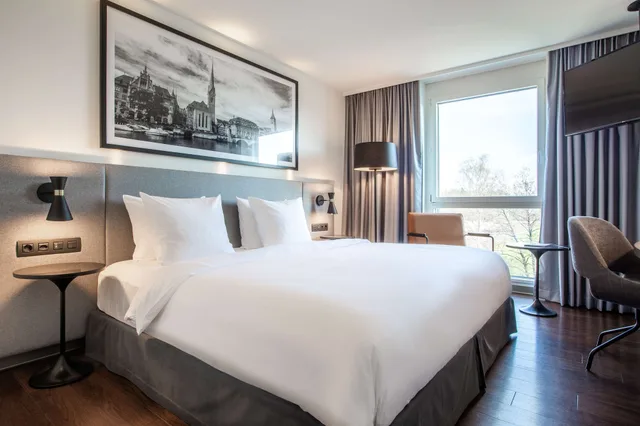 غرفة قياسية بسرير كينج، Radisson Hotel Zurich Airport 1/8