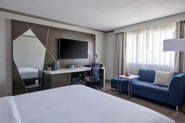 Room, King or Double Bed, Concierge Level، Detroit Marriott Troy 1/3