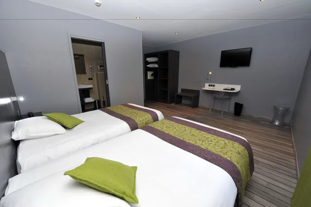 Superior, Twin Beds, Hotel de Bourgogne 2/5