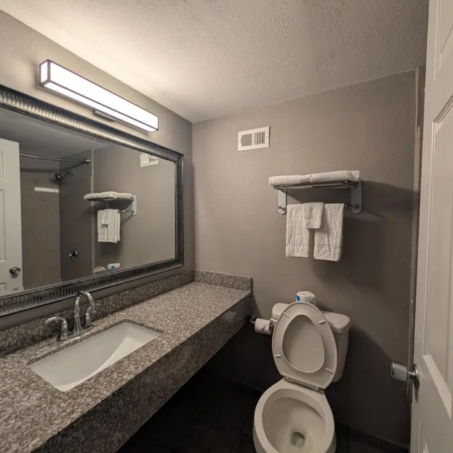 غرفة بسرير مزدوج، Home Place Suites 3/3