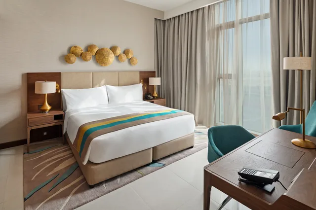 غرفة قياسية بسرير كينج، Holiday Inn Dubai Al Maktoum Airport 1/2