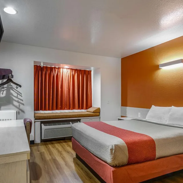 غرفة بسرير كوين، Motel6 McAlester, OK 1/10