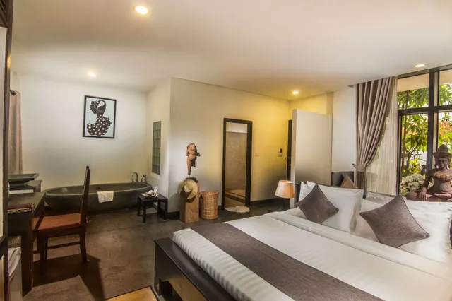 غرفة ديلوكس بسرير كينج بإطلالة على المسبح بشرفة، The Bliss Angkor 2/10