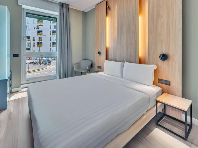 Room, Queen Bed, B&B Hotel Milano Portello 1/10