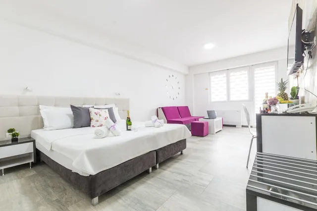 شقة سوبيريور بسرير كينج بشرفة مع أريكة، Astera Apart Hotel 1/3