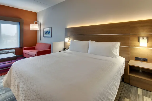 جناح بسرير كينج بمنطقة جلوس، Holiday Inn Express & Suites Nashville Metrocenter Downtown 2/8