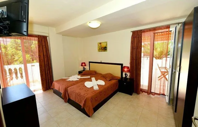 جناح بسريرين منفصلين بإطلالة على الحديقة مع أريكة، GOLDEN ROSE SUITES 2/9