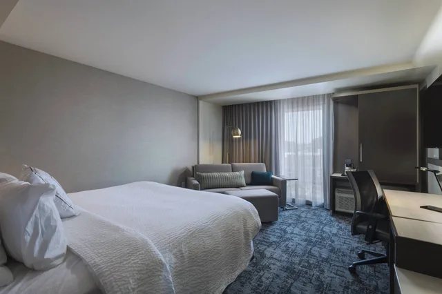 غرفة بسرير كينج مع أريكة، Courtyard St. Louis Brentwood 15/20