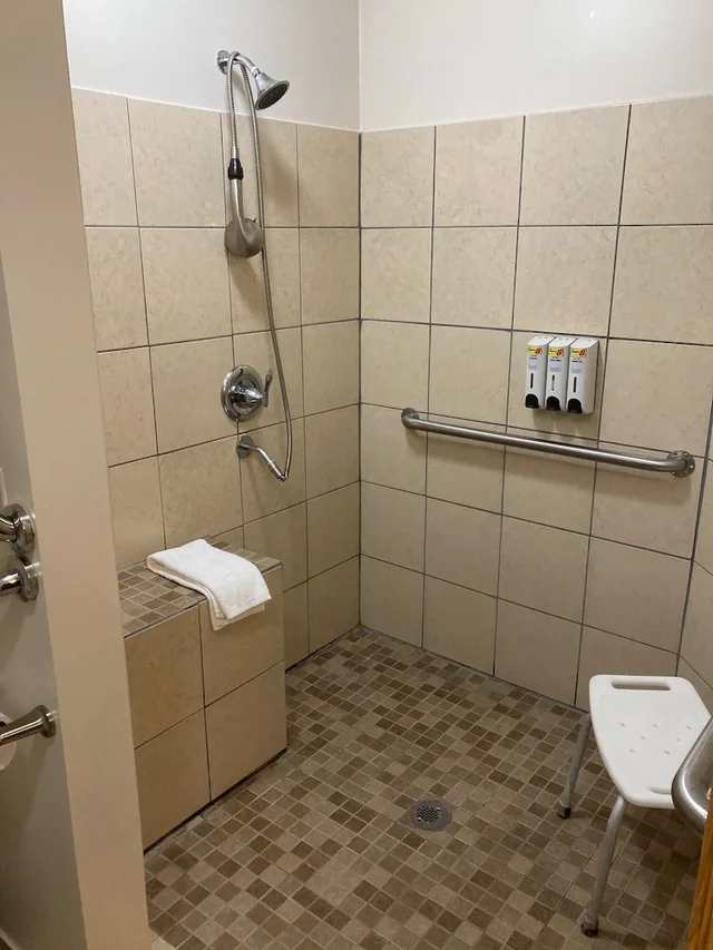 غرفة بسرير كوين لذوي الإعاقة، Super 8 by Wyndham Chisago City 4/4