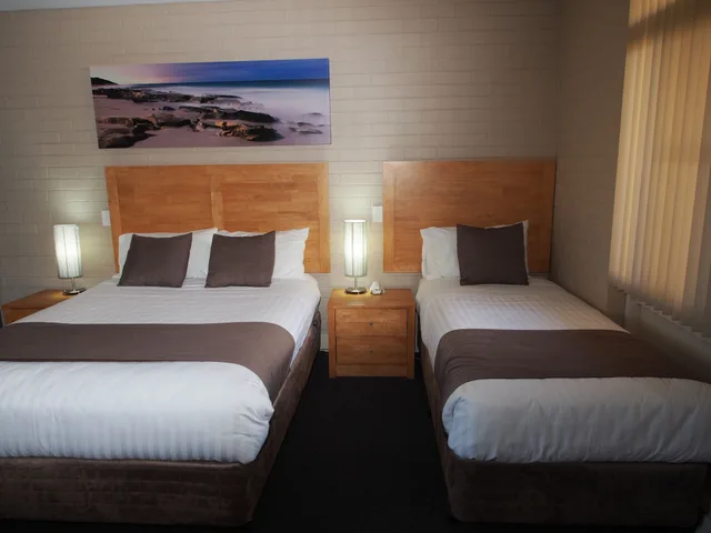 Room, 1 King and 1 Single Beds, Dongara Hotel Motel 5/8
