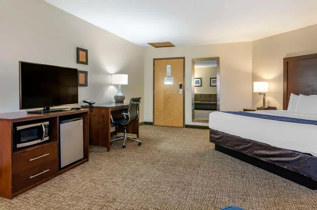 غرفة كبيرة بسرير كينج مع أريكة، Comfort Inn Bozeman near University 1/4