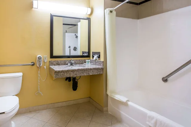 غرفة بسرير كينج لذوي الإعاقة، Quality Inn and Suites Bell Gardens Los Angeles 4/4