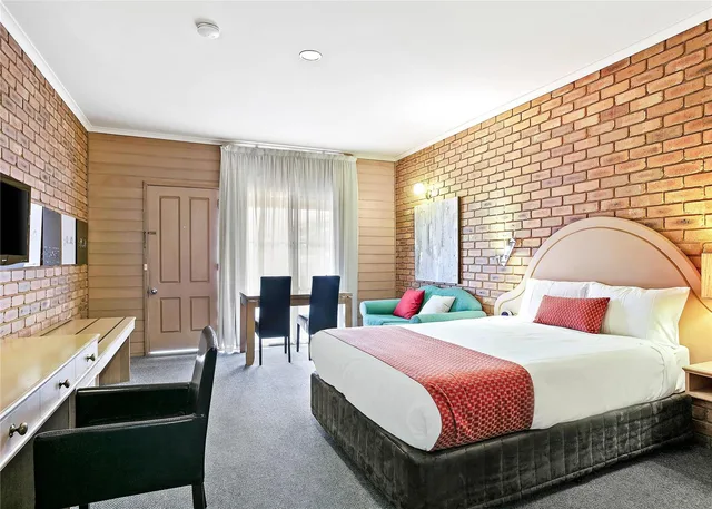 غرفة بسرير كوين، Quality Inn Colonial 1/3