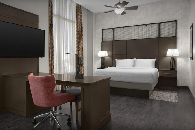 غرفة قياسية بسرير كينج مع أريكة، Hampton Inn & Suites Austin At The University / Capitol 8/10