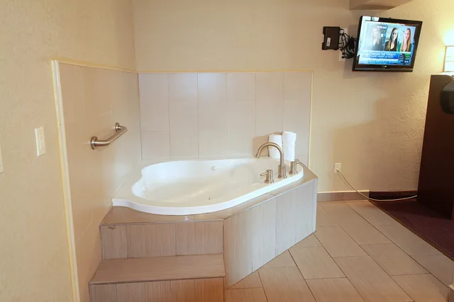 Executive, Suite, King Bed, Sofa, Hot Tub, Travel Inn and Suites Flemington 9/9