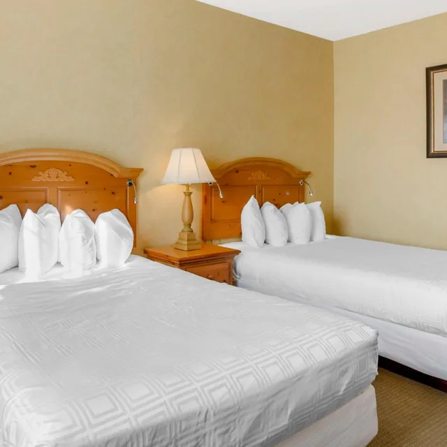غرفة بسريرين كوين بحوض استحمام لذوي الإعاقة، Best Western Plus Revere Inn & Suites 3/5