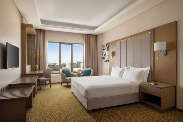 غرفة ديلوكس بسرير كينج بإطلالة على الجبل، Mercure Muscat 3/4