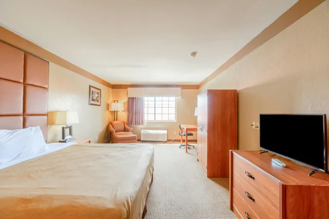 Room, King Bed, Days Inn & Suites by Wyndham Beeville 1/5